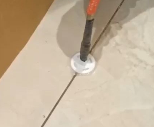 浙江瓷砖空鼓维修公司专业解答瓷砖在铺贴过程中，如果没有涂抹均匀到位的粘结材料（如水泥砂浆或瓷砖胶），可能会导致以下问题